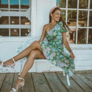 Diva autoritaire aux bottes de cuir cherchant son soumis obéissant à Colomiers rencontre-Colomiers