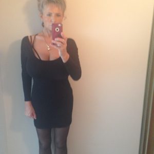 Obéis-moi, milf autoritaire en quête de docilité Carine - rencontre-Dominatrice-Ivry-sur-Seine